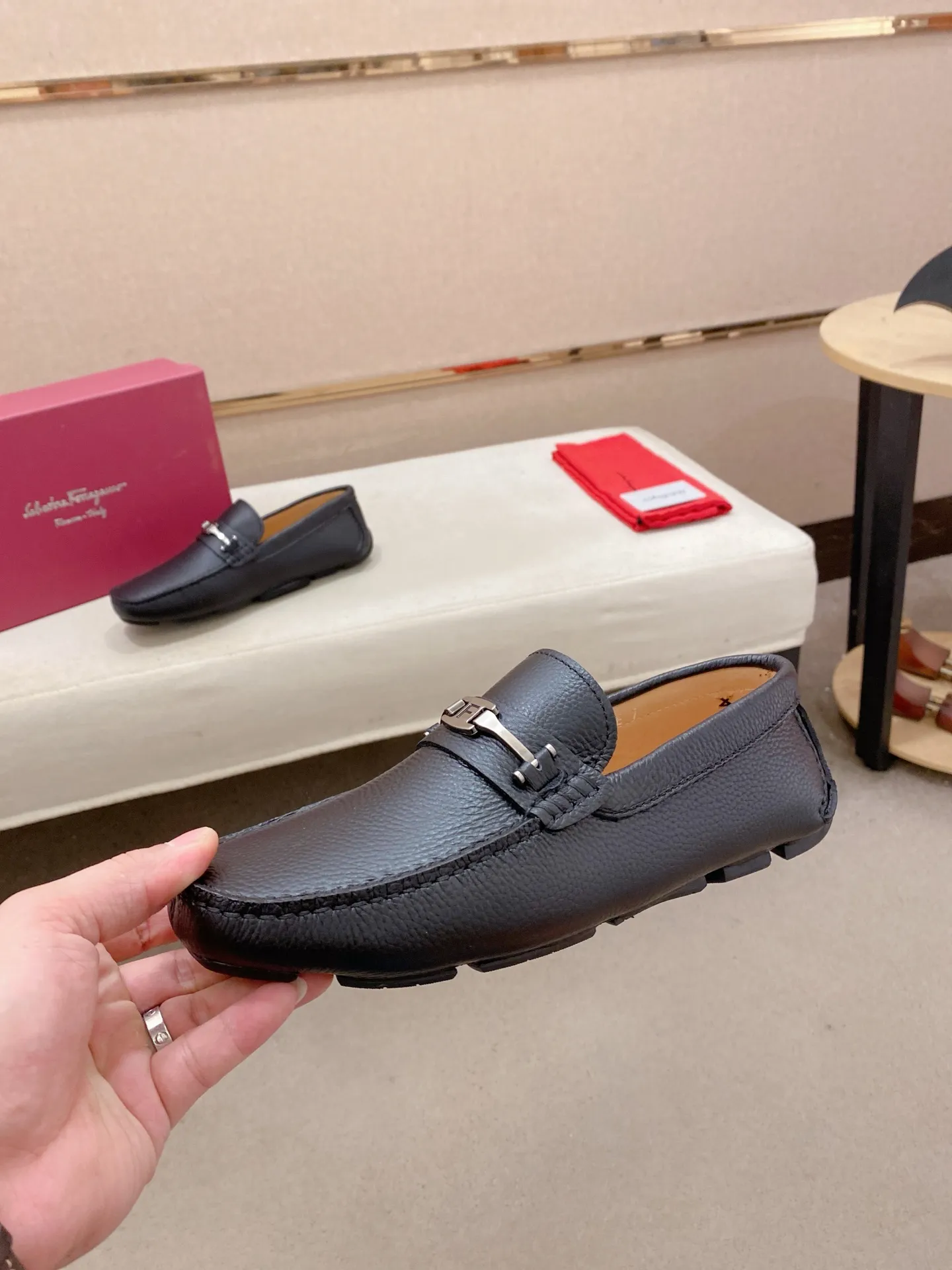 Factory price: 540💰High-end quality! Ferragamo🆕🆕Exclusive hot-selling products in stock🔥🔥New products on the shelves, high-quality Ferragamo men's pea shoes, high-end casual driving shoes, with complete packaging! 💪 💪 Material: imported first-layer cowhide 🐂 + imported high-quality water-dyed cowhide lining + wear-resistant outsole 👍🏻👍🏻 Features: high-end and comfortable, purely handmade 🚀 🚀 Create the perfect shoe that suits you best 🔥 🔥 Size: (38-44) 45 standard size can be customized!